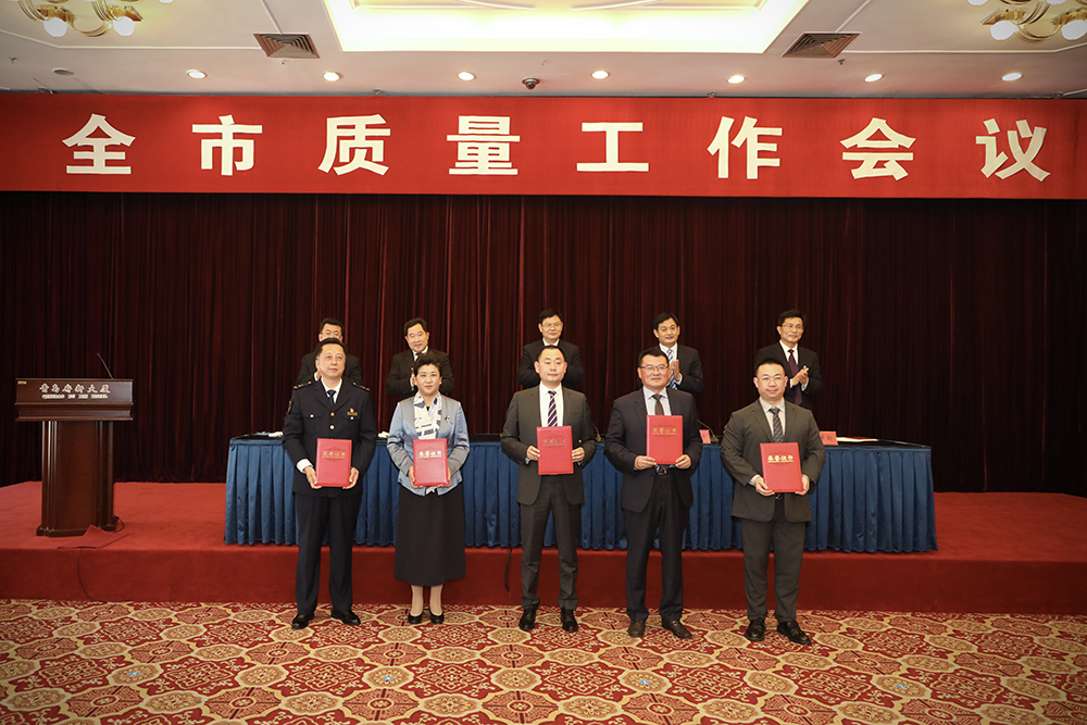 2leyu·乐鱼（中国）体育官方网站集团创始人、董事长单俊伟（右二）上台领奖.jpg