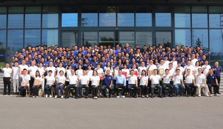 新芯因海 大有未来——青岛BANDAO SPORTS集团成立二十五周年表彰大会隆重举行